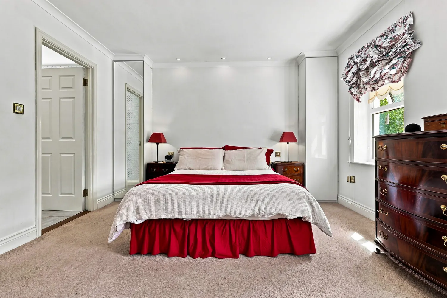 Principal bedroom, second angle